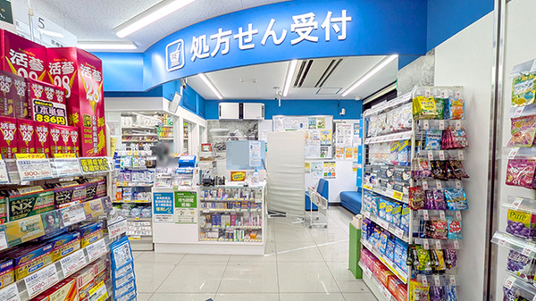 薬局トモズ 下赤塚店の入口
