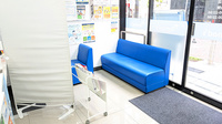 薬局トモズ 下赤塚店の待合スペース