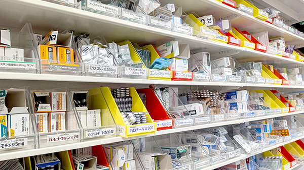 薬局トモズ 下赤塚店の薬棚
