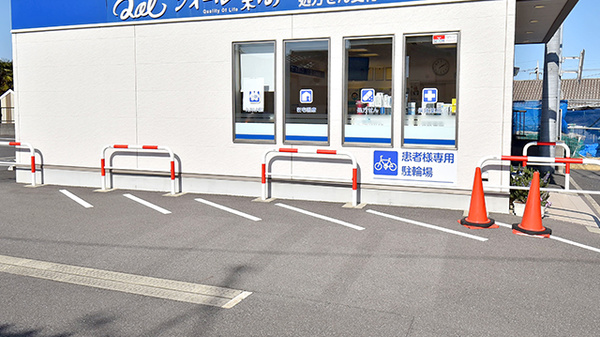 クオール薬局花野井店の駐輪場