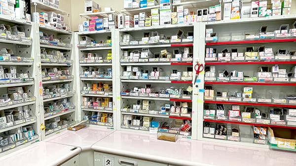 あい薬局 ライカム店の薬棚