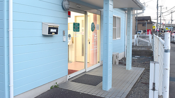 有限会社コスモ調剤薬局頃末北店の入口