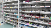 有限会社コスモ調剤薬局頃末北店の薬棚