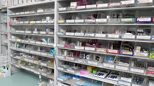 有限会社コスモ調剤薬局頃末北店の薬棚