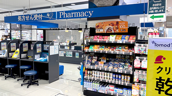 薬局トモズ 湘南藤沢オーパ店の入口