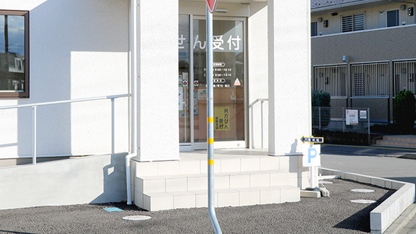 ノイエ薬局の入口