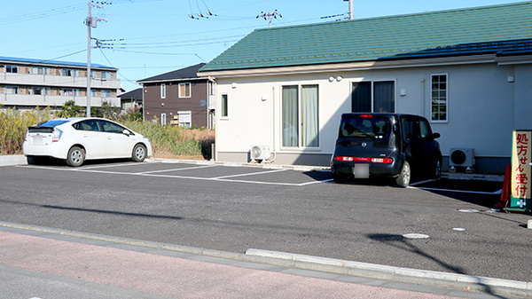 ノイエ薬局の駐車場