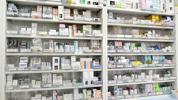 ウイン調剤薬局前橋日赤前店の薬棚