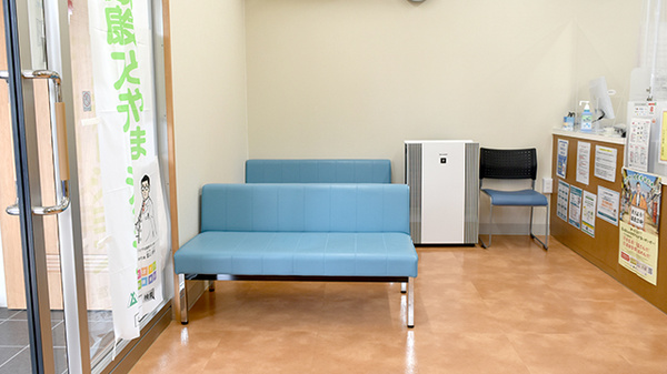 スギひかり薬局定塚店の待合スペース