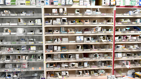 スギひかり薬局定塚店の薬棚