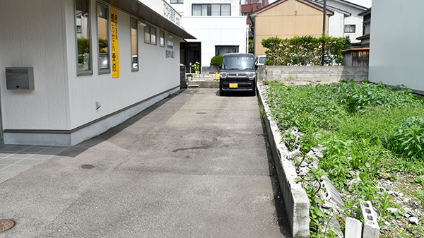 スギひかり薬局定塚店の駐車場