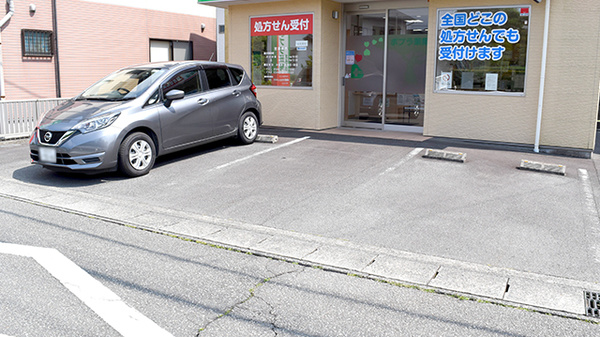 ポプラ薬局貴船町店の駐車場