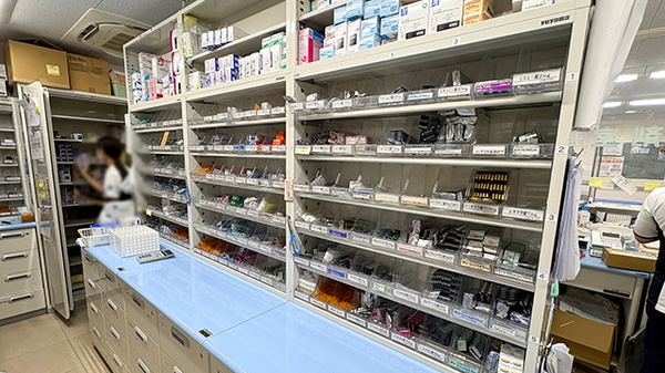 日本調剤 谷町薬局の薬棚