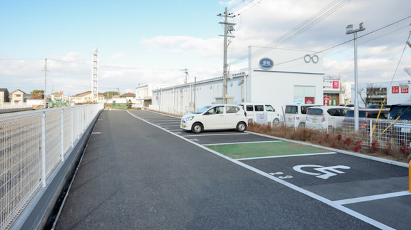 プラザ薬局西浦店の駐車場