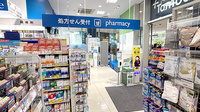 薬局トモズ横浜ベイクォーター店の入口