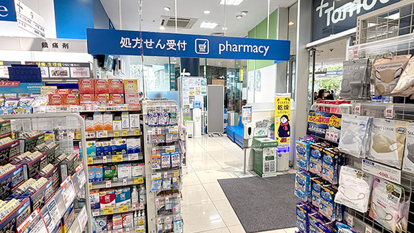 薬局トモズ横浜ベイクォーター店の入口