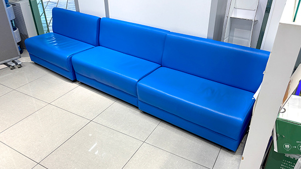 薬局トモズ横浜ベイクォーター店の待合スペース