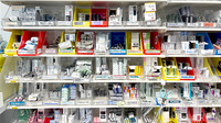 薬局トモズ横浜ベイクォーター店の薬棚