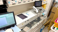 薬局トモズ横浜ベイクォーター店の調剤器具