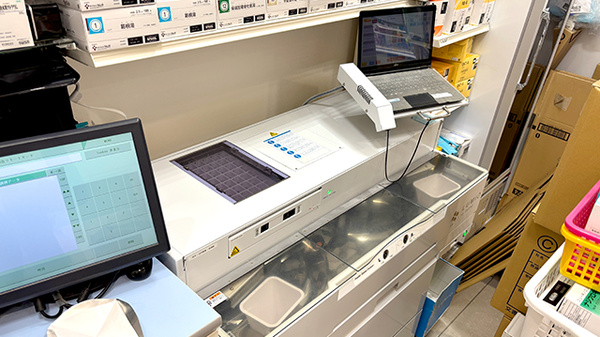 薬局トモズ横浜ベイクォーター店の調剤器具