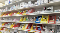 薬局トモズ　キテミテマツド店の薬棚