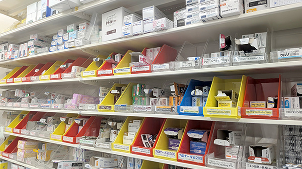薬局トモズ　キテミテマツド店の薬棚