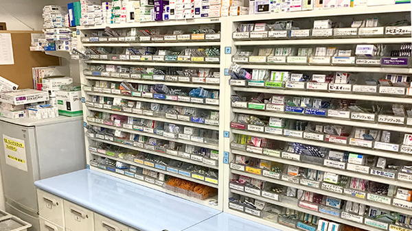 ベース薬局富久山店の薬棚