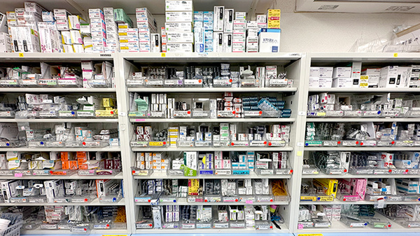 あすか薬局保谷店の薬棚