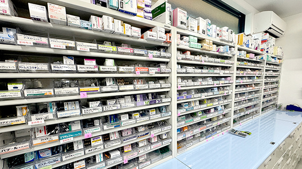 セブン薬局光店の薬棚