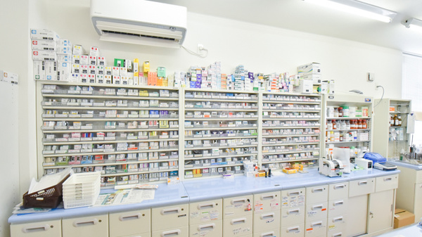 イルム薬局南沢店の薬棚