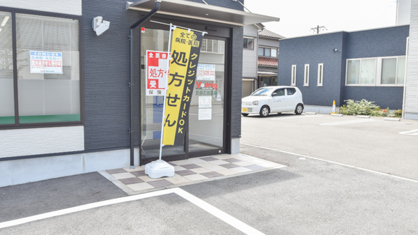 V・drug　黒部石田薬局の入口