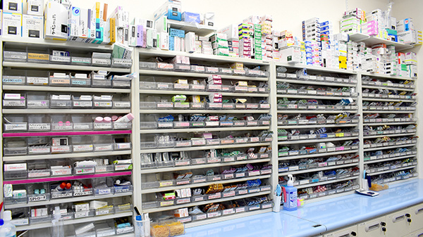 くれよん薬局藤沢台店の薬棚