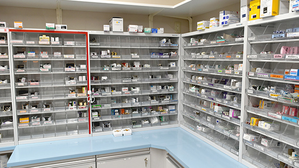 ニューロン薬局尼崎店の薬棚