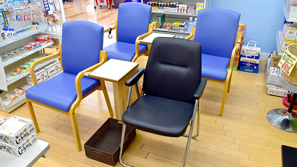 信衆堂薬局築城店の待合スペース