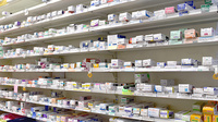 信衆堂薬局築城店の薬棚
