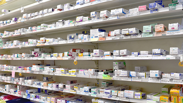 信衆堂薬局築城店の薬棚