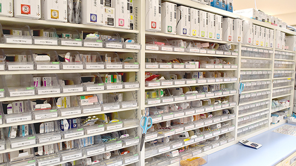 サンワ薬局足立店の薬棚