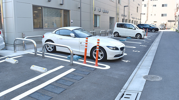 サンワ薬局足立店の駐車場