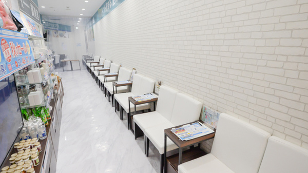 調剤薬局日本メディカルシステム 本牧店の待合スペース