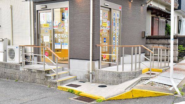ファーマライズ薬局 花園店の入口
