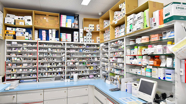 ファーマライズ薬局 花園店の薬棚