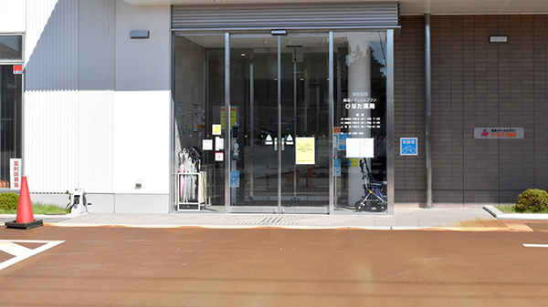 ひなた薬局の入口