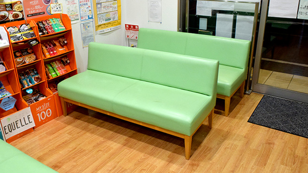 わかば薬局　新座店の待合スペース