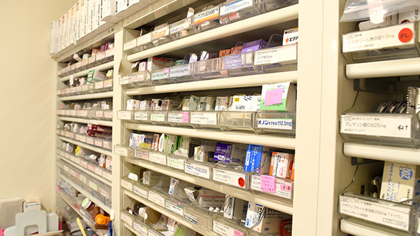 調剤薬局薬報堂新田塚店の薬棚