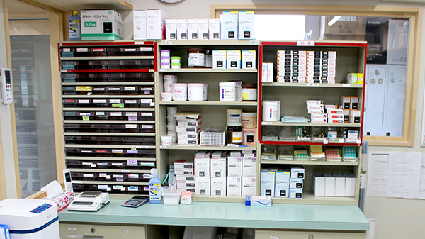 ベース薬局山見町店の薬棚