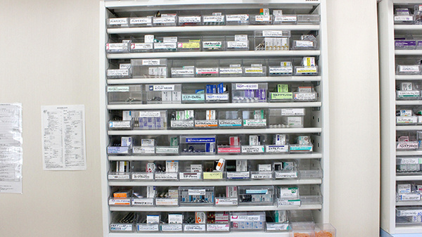 すずらん薬局こいづか店の薬棚