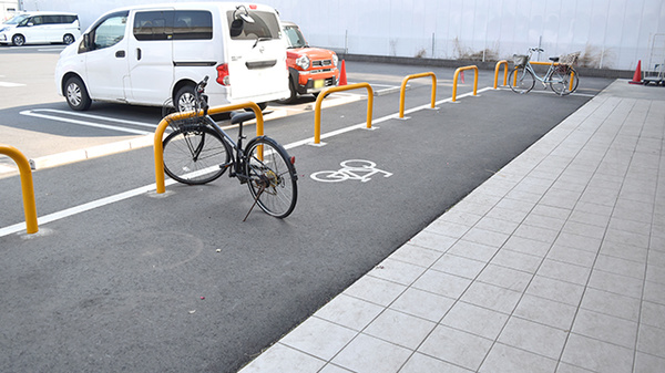 ヤックスドラッグ柏たなか薬局の駐輪場