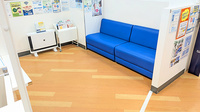 薬局トモズ　シーアイハイツ和光店の待合スペース