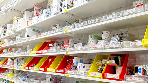 薬局トモズ　シーアイハイツ和光店の薬棚