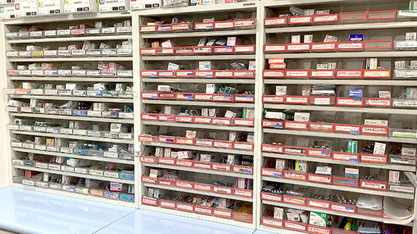 うさぎ薬局武蔵小杉店の薬棚